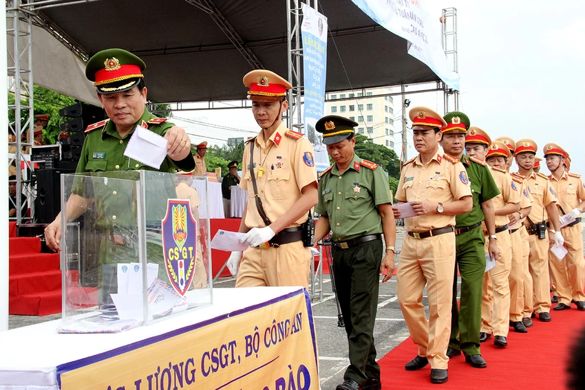 Ra quân 1.000 cán bộ chiến sĩ đảm bảo giao thông APEC ảnh 6 Ra quân 1.000 cán bộ chiến sĩ đảm bảo giao thông APEC ảnh 6
