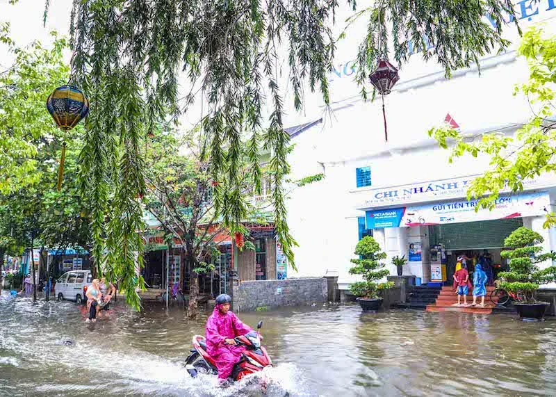 Chùm ảnh: Khách Tây bì bõm lội nước ở Hội An ảnh 6 Chùm ảnh: Khách Tây bì bõm lội nước ở Hội An ảnh 6