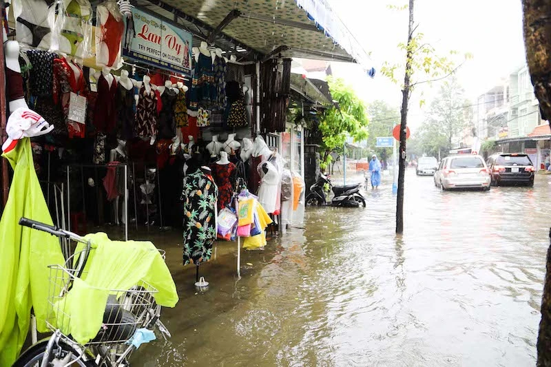 Chùm ảnh: Khách Tây bì bõm lội nước ở Hội An ảnh 9 Chùm ảnh: Khách Tây bì bõm lội nước ở Hội An ảnh 9