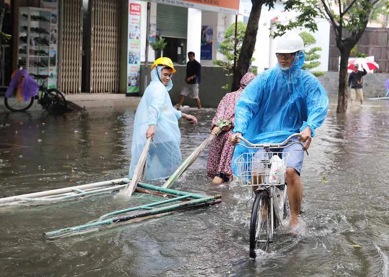 Chùm ảnh: Khách Tây bì bõm lội nước ở Hội An ảnh 7 Chùm ảnh: Khách Tây bì bõm lội nước ở Hội An ảnh 7