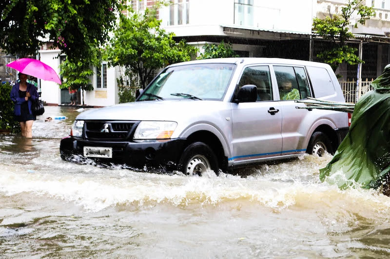 Chùm ảnh: Khách Tây bì bõm lội nước ở Hội An ảnh 8 Chùm ảnh: Khách Tây bì bõm lội nước ở Hội An ảnh 8