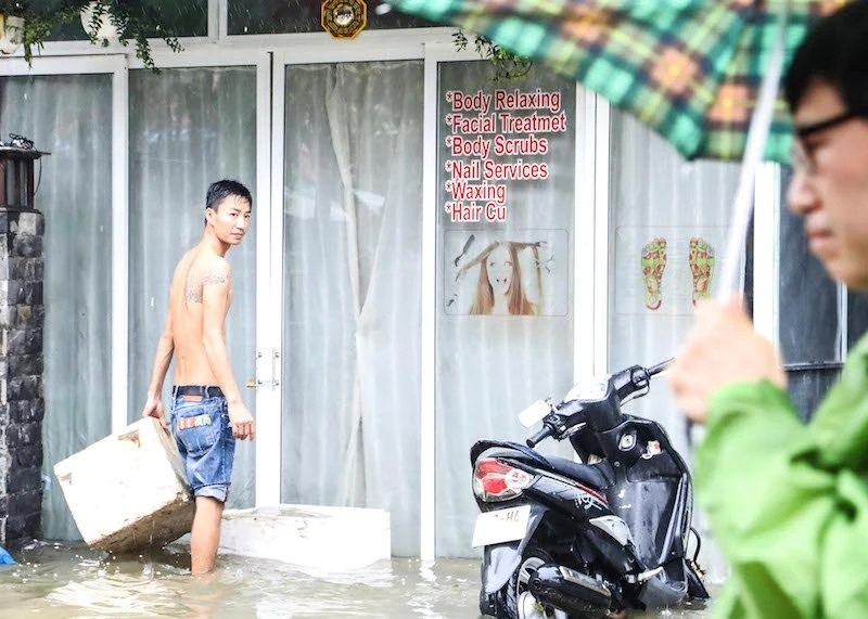 Chùm ảnh: Khách Tây bì bõm lội nước ở Hội An ảnh 13 Chùm ảnh: Khách Tây bì bõm lội nước ở Hội An ảnh 13