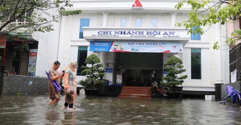 Chùm ảnh: Khách Tây bì bõm lội nước ở Hội An ảnh 10 Chùm ảnh: Khách Tây bì bõm lội nước ở Hội An ảnh 10