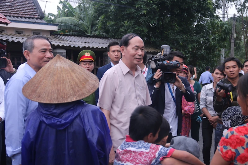 Chủ tịch nước thăm nhân dân vùng lũ ảnh 3