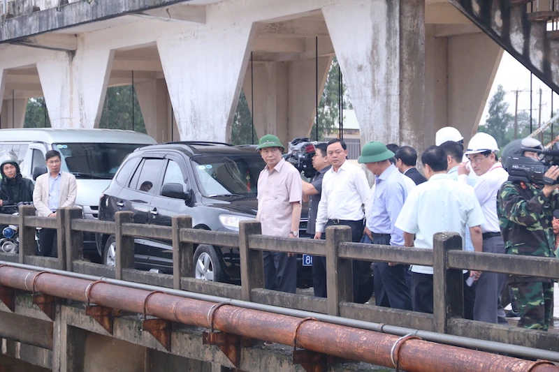 Chủ tịch nước thăm nhân dân vùng lũ ảnh 2