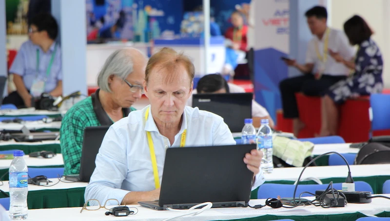 Hàng ngàn nhà báo miệt mài tác nghiệp tại APEC ảnh 12 Hàng ngàn nhà báo miệt mài tác nghiệp tại APEC ảnh 12