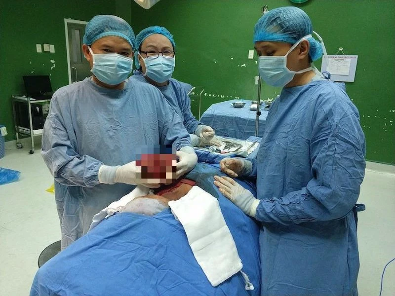 Cắt bỏ khối u 'khủng' chèn mạch cổ cho bệnh nhân ảnh 2 Cắt bỏ khối u 'khủng' chèn mạch cổ cho bệnh nhân ảnh 2