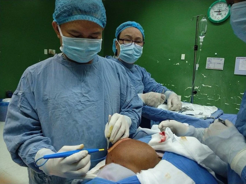 Cắt bỏ khối u 'khủng' chèn mạch cổ cho bệnh nhân ảnh 1 phẫu thuật khối u