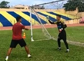Thủ môn Tiến Dũng tập phản xạ với bóng tennis