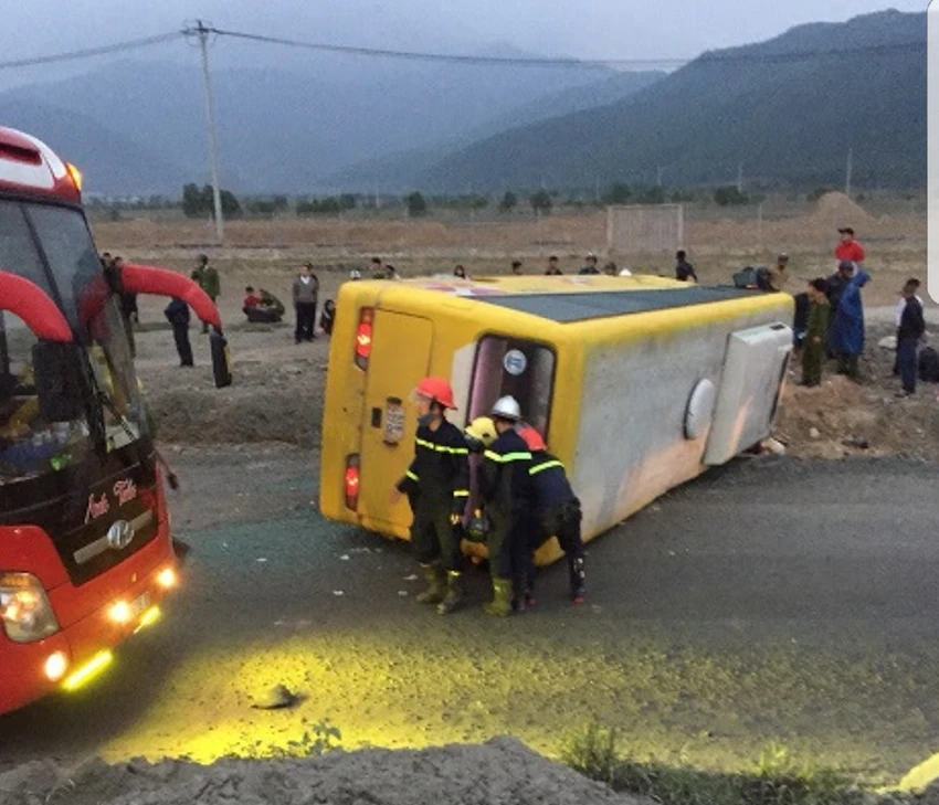 Lật xe khách tại Đà Nẵng: 2 nạn nhân đã bị tử vong ảnh 1 Lật xe khách tại Đà Nẵng: 2 nạn nhân đã bị tử vong ảnh 1