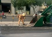 Đang kiểm tra đua xe, CSGT phải quay sang dọn bùn đất 