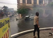 2 ô tô tông nhau làm sập nhà dân