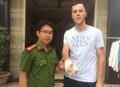 Người nước ngoài đập kính, cứu trẻ trong đám cháy