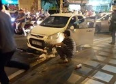 Xế hộp cháy dữ dội cạnh Công viên Hoàng Văn Thụ