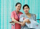 Hy hữu: Sản phụ sinh con trên... xe cấp cứu 