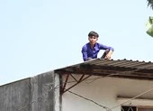Cảnh sát nhiều giờ giải cứu thanh niên nghi ngáo đá
