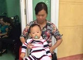 Phát hiện bé trai bị bỏ rơi ngay trước cổng trường