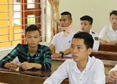 Nẹp cổ, chống nạng đến phòng thi