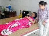 Phụ huynh đánh cô giáo gãy mũi rồi bỏ trốn