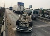 Xe tải húc xế hộp lật ngửa tại Thủ Đức