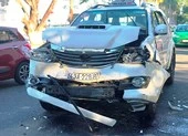 Tránh xe máy đi ngược chiều, ô tô bị taxi húc văng