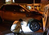 Ô tô bán tải tông xe CSGT đậu vỉa hè 