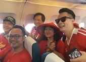 Ca sĩ Hoàng Bách, đạo diễn Trọng Trinh sang Indonesia cổ vũ VN