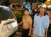 CSGT lục tung bãi cỏ bắt 2 anh em chở thuốc lậu