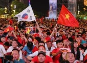Cờ Việt - Hàn tung bay trên phố đi bộ cổ vũ đội tuyển 