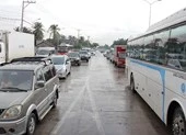Né trạm thu phí, hàng ngàn ô tô 'tấn công' đường làng
