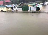 Đang mưa lớn ở Nghệ An, xuất hiện 'hố tử thần'