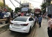 Ô tô đậu giữa đường ray cản tàu vào ga cả tiếng