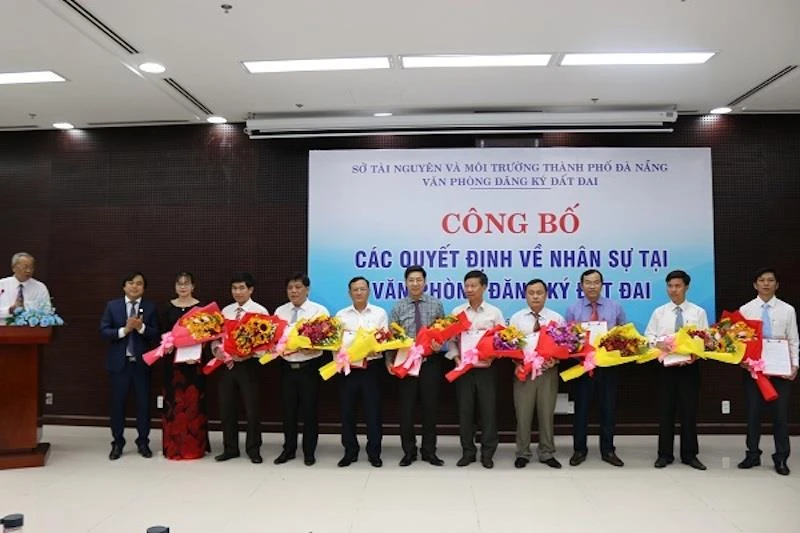 Đà Nẵng luân chuyển một loạt cán bộ quản lý đất đai ảnh 1