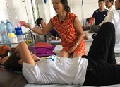 Côn đồ xông vào đánh nữ chủ nhà chấn thương não