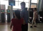 Nam thí sinh bỏ thi được tàu SE25 'bàn giao' cho người thân