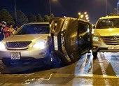 Ô tô bị lật, kẹp giữa 2 ô tô trên đại lộ Mai Chí Thọ TP.HCM