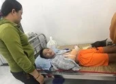 Cháu bé bán vé số bị cướp đánh gãy tay, cướp tiền