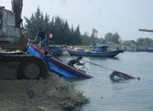 Sóng đánh chìm 2 tàu cá ở Quảng Ngãi 