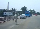 Nhân viên thu phí bỏ dép đuổi xe hơi trốn phí