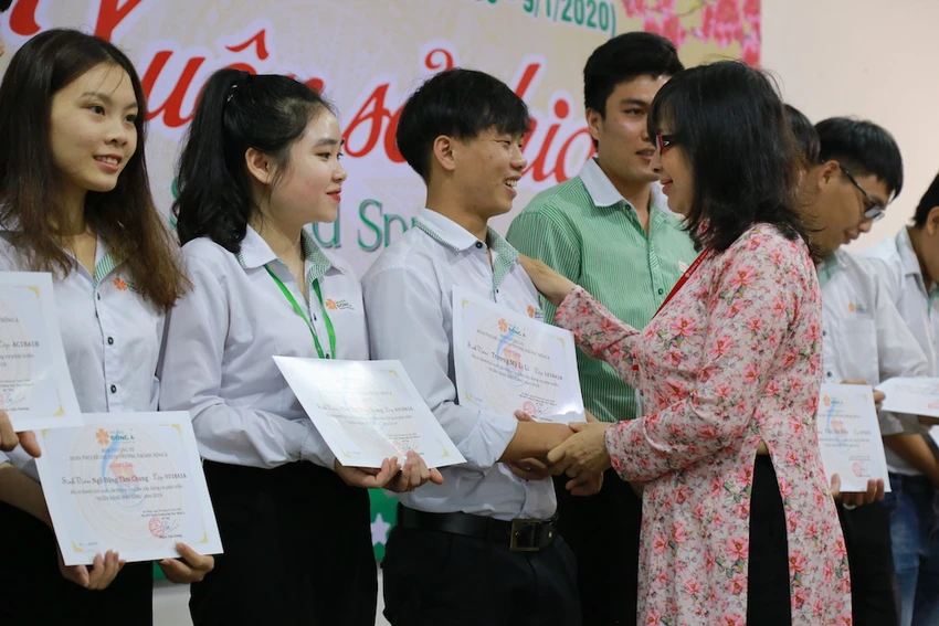 Sinh viên nghèo được tặng vé xe về quê ăn tết ảnh 1