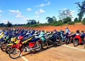 Hàng chục quái xế hẹn đua xe ở khu vực sân bay