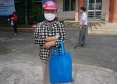 'May có gạo ăn đỡ chứ thời gian này vất vả lắm!'
