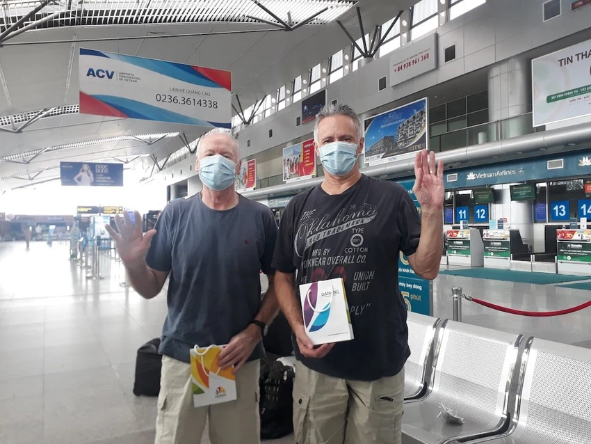 2 bệnh nhân người Anh ở Đà Nẵng nhiễm COVID-19 về nước ảnh 1 2 bệnh nhân người Anh ở Đà Nẵng nhiễm COVID-19 về nước ảnh 1