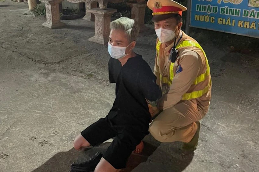 Đối tượng Phùng Văn Vinh bị lực lượng chức năng Quảng Bình bắt giữ vào tối ngày 15-4. Đối tượng Phùng Văn Vinh bị lực lượng chức năng Quảng Bình bắt giữ vào tối ngày 15-4.