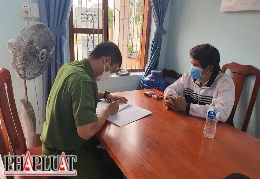 Luận tại cơ quan công an sau khi cố thủ trong nhà. Ảnh: CA. Luận tại cơ quan công an sau khi cố thủ trong nhà. Ảnh: CA.
