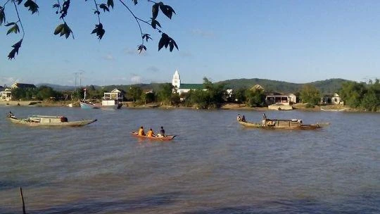 Người dân phát hiện một sọ người trên sông Gianh. Ảnh: XUÂN HÒA.