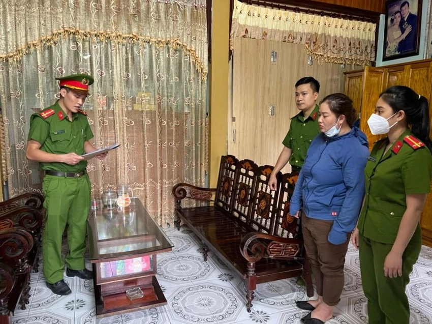 Công an đọc lệnh giữ người trong trường hợp khẩn cấp với Vân. Ảnh: CA. Công an đọc lệnh giữ người trong trường hợp khẩn cấp với Vân. Ảnh: CA.