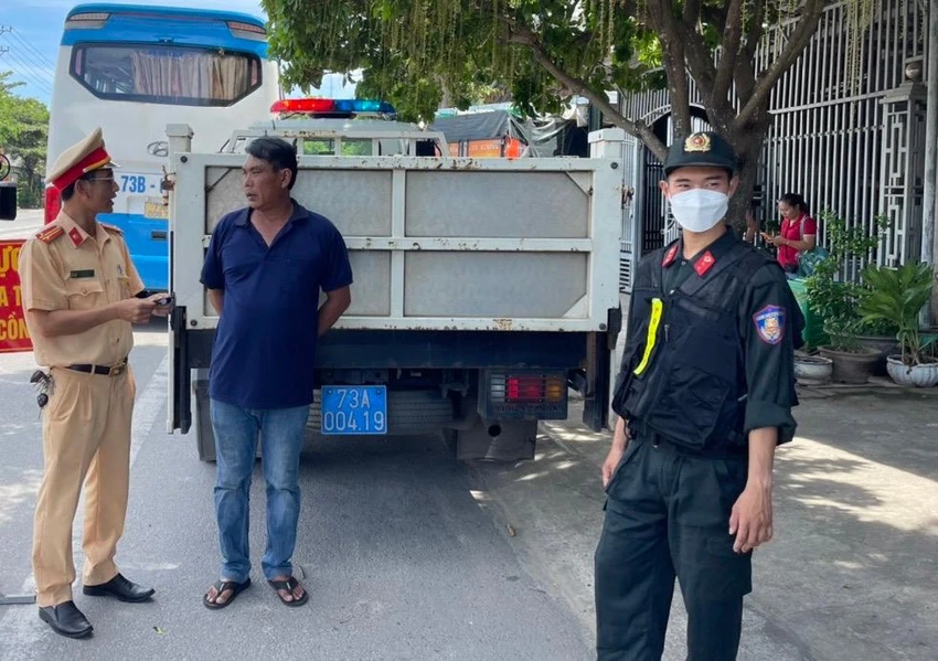 Tổ tuần tra kiểm soát kiểm tra nồng độ cồn và ma túy đối với tài xế Huấn (áo đen ở giữa). Ảnh: BT Tổ tuần tra kiểm soát kiểm tra nồng độ cồn và ma túy đối với tài xế Huấn (áo đen ở giữa). Ảnh: BT
