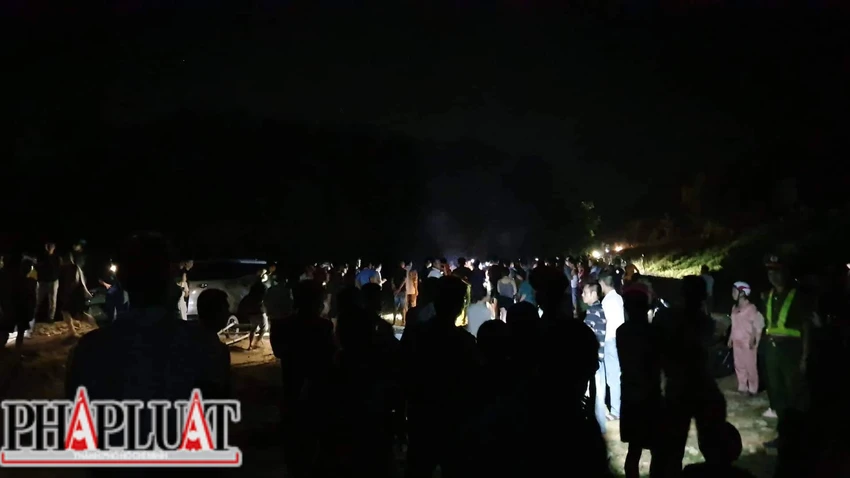 Hàng trăm người tìm kiếm 3 em học sinh đuối nước trong đêm. Ảnh: NDCC. Hàng trăm người tìm kiếm 3 em học sinh đuối nước trong đêm. Ảnh: NDCC.