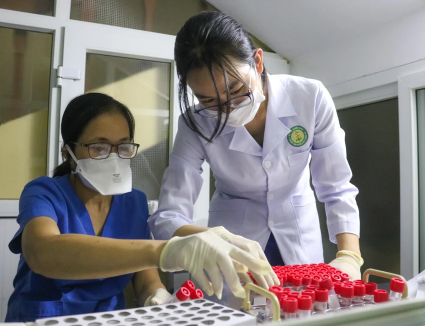 Nhiều y bác sĩ tại Quảng Bình xin nghỉ việc. Trong ảnh: Nhân viên y tế lấy mẫu xét nghiệm COVID-19. Ảnh: BT Nhiều y bác sĩ tại Quảng Bình xin nghỉ việc. Trong ảnh: Nhân viên y tế lấy mẫu xét nghiệm COVID-19. Ảnh: BT